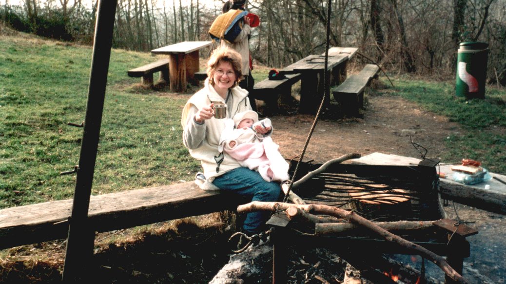 Die 2 Maedels beim Grillen